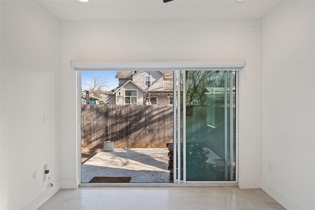 Building Photo - 1003 Fiesta St