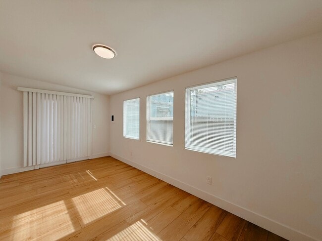 Building Photo - Welcome to Your Charming Ocean Beach 1-Bedroom – Private Yard & Parking