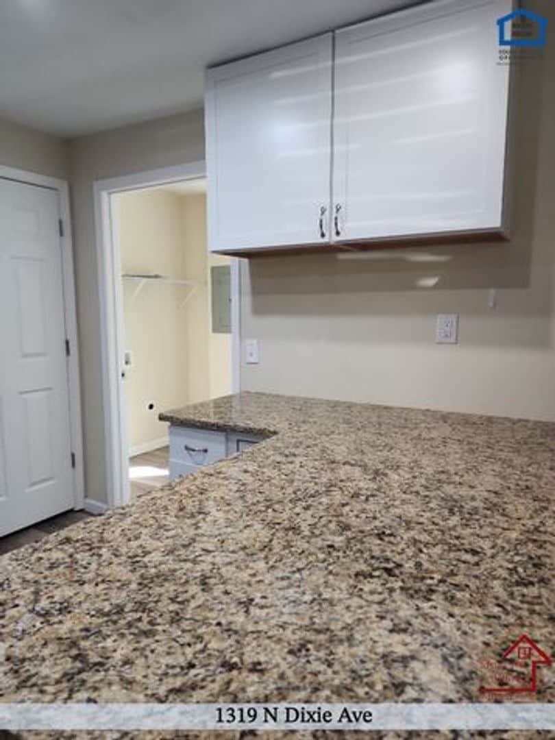 Building Photo - 1319 N Dixie Ave