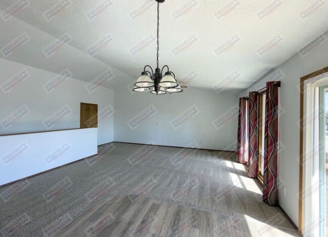 Building Photo - 4-bedroom Home For Rent