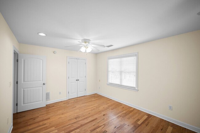 Building Photo - 11750 Village Green Dr