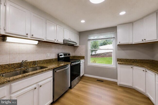 Building Photo - 1414 King William Dr