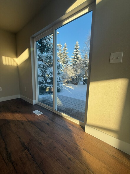 Building Photo - 2527 Wesleyan Dr