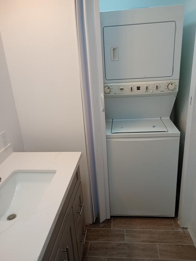 Building Photo - E 4th St