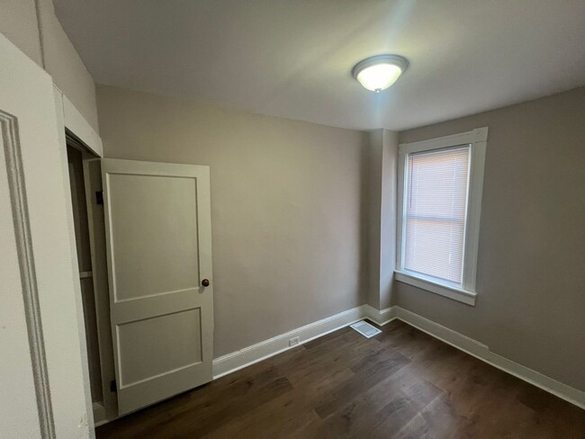 Building Photo - 3 Bed 1 Bath Renovated Townhouse