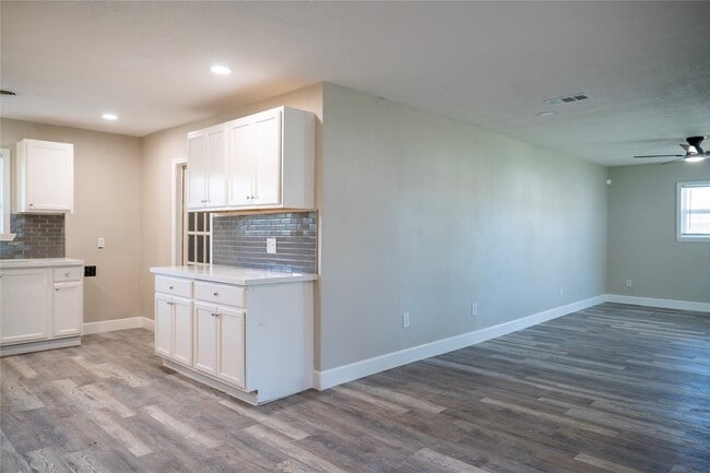 Building Photo - 5502 Elm Tree Dr