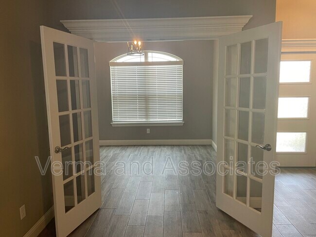 Building Photo - 1800 Sunrise Cir