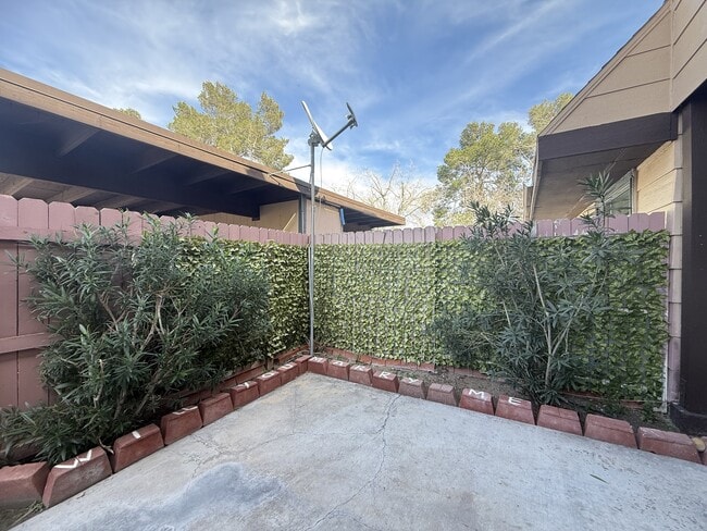 Building Photo - 6211 Meadow Haven Ln