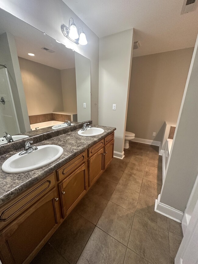 Building Photo - 916 Thunder Creek Dr