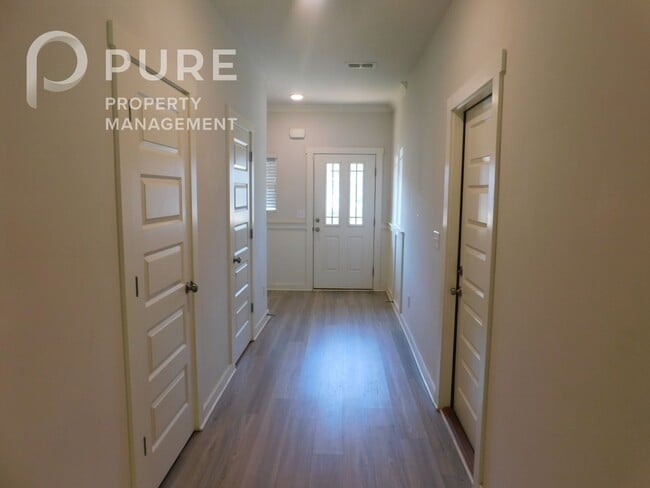 Building Photo - 672 The Heights Ln