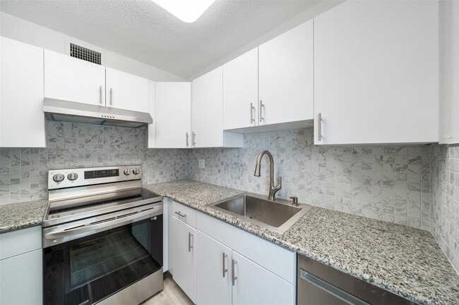 Building Photo - 2555 NE 11th St