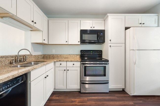 Building Photo - Close to UNC - 2 bedroom available now!