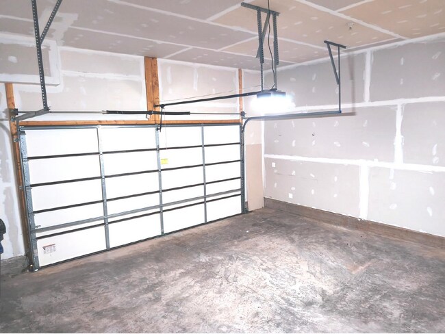 Building Photo - Luxurious Single-Family Home in Vibrant On...