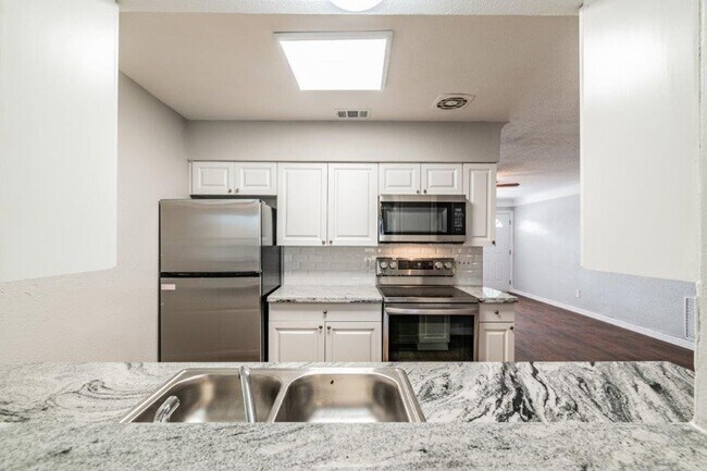 Building Photo - Beautifully updated 3/2/1 1389 Sq. Ft. wit...