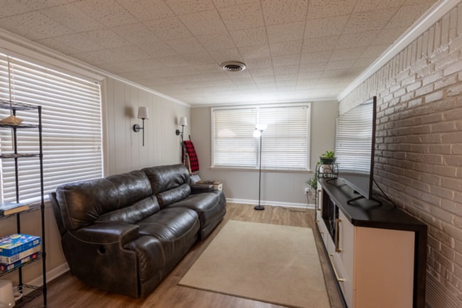 Building Photo - YOUR DREAM BACKYARD in Established East Memphis