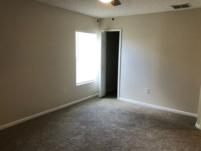 Building Photo - Large 5 Bedroom, 3 Bathroom Single Family Home