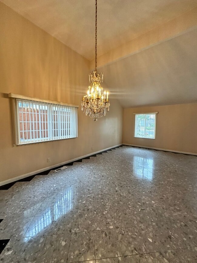 Building Photo - Exquisite Belmont Estate with Luxurious Am...