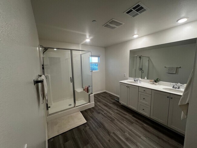 Building Photo - THIS HOME COMES WITH AN ADU