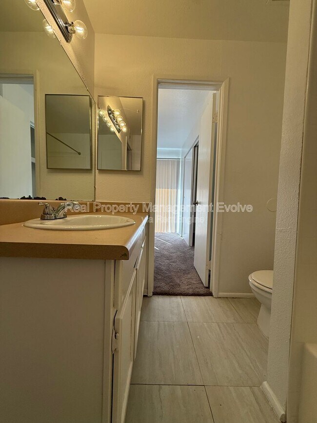 Building Photo - 3840 N 43rd Ave