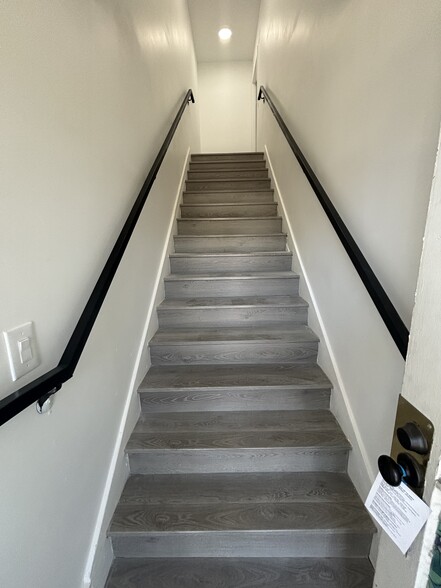 Primary Photo - 1956 1/2 Park Grove Ave