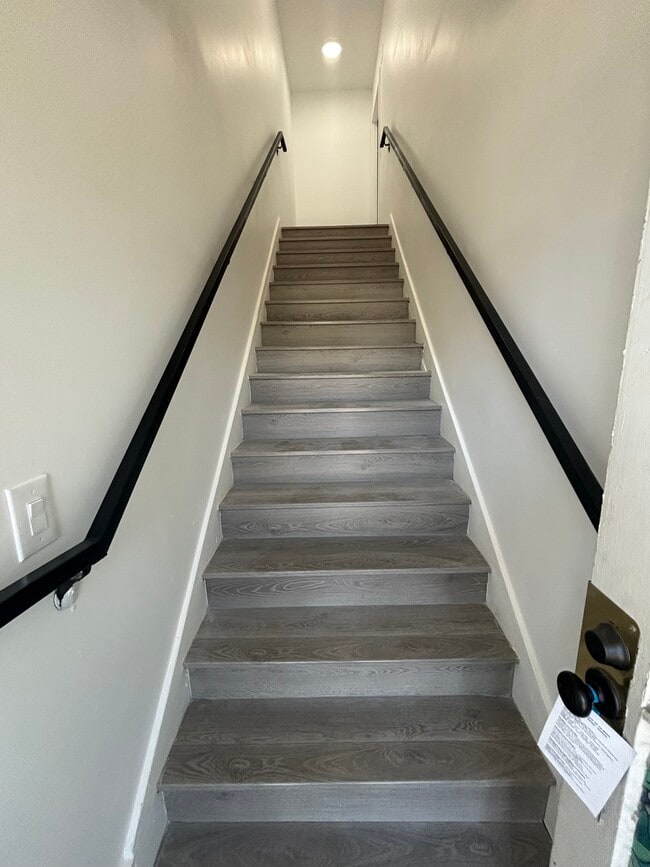 Building Photo - 1956 1/2 Park Grove Ave