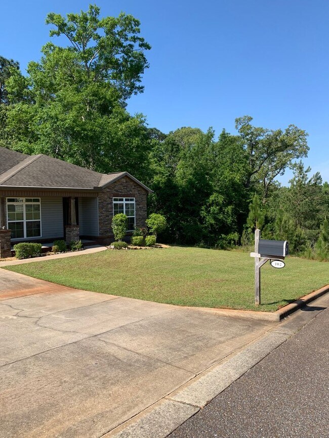 Building Photo - 102 Valley Chase Dr