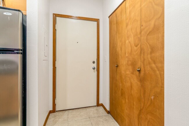 Building Photo - 1 Bedroom Apartment Next To Cal Anderson Park! *Utilities and Garage Parking Included!*