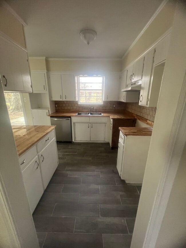 Building Photo - New Listing in Southern Hills