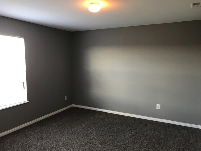 Building Photo - Greenfield - 4 Bedroom