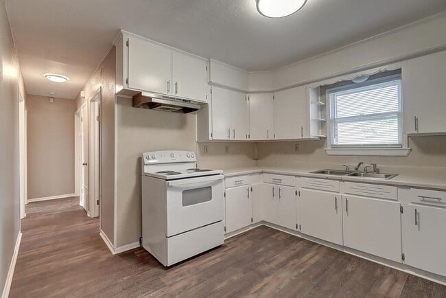 Building Photo - 10921 Shady Ln