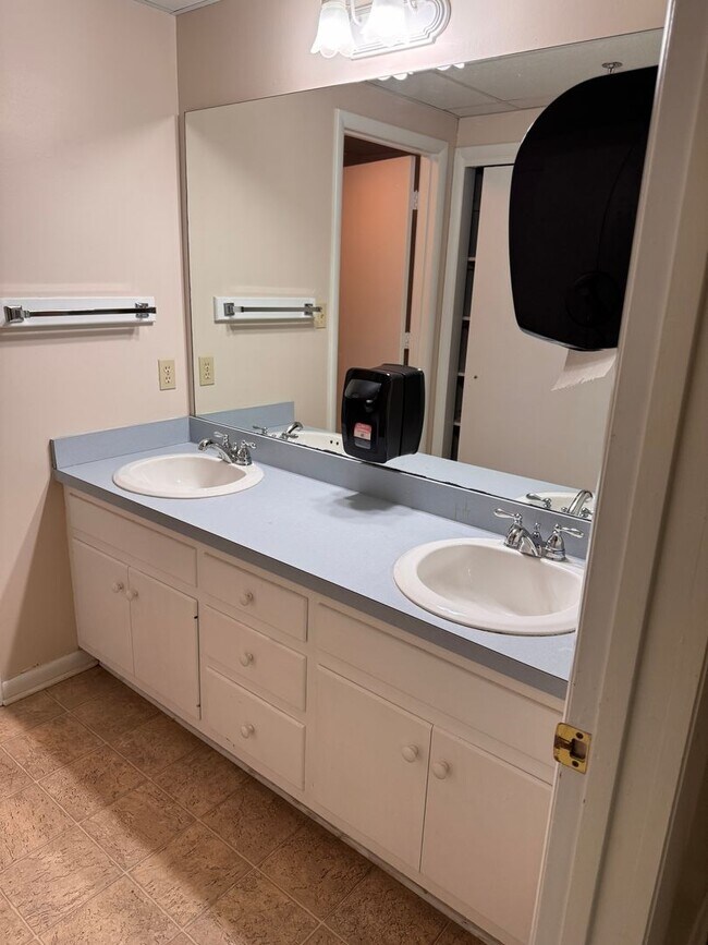 Building Photo - 5 Bedroom || 3 Bathroom Home with All Util...