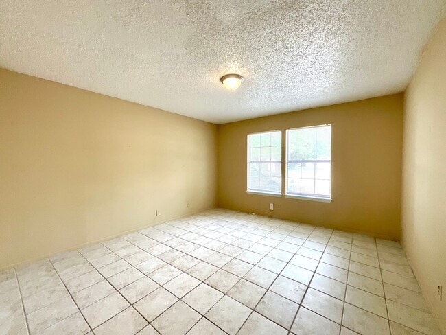 Building Photo - Available Now! 3 Bedroom / 2 Bath Home Nea...