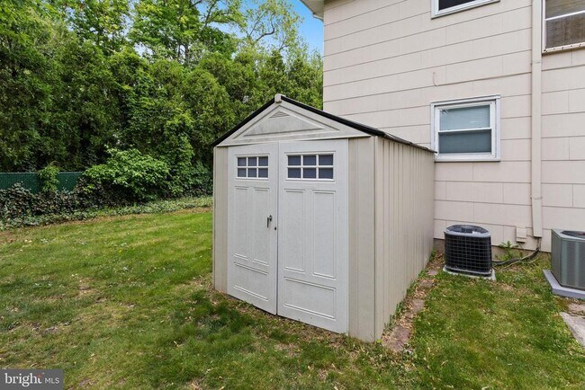 Building Photo - 295 Lander Dr