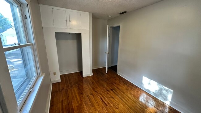Building Photo - 1417 Prairie St