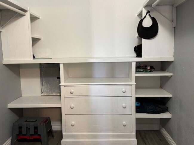 Building Photo - 3 BR 2 bath Furnished home Utilities Inclu...