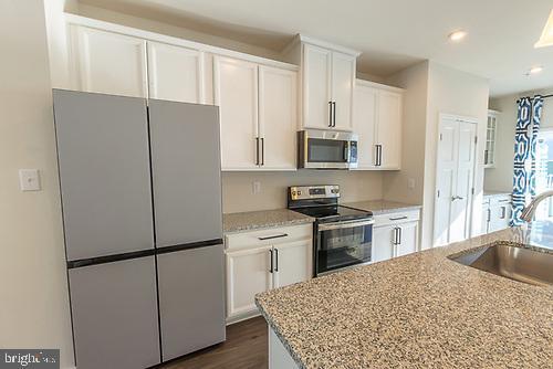 Building Photo - 272 Sugar Maple Square