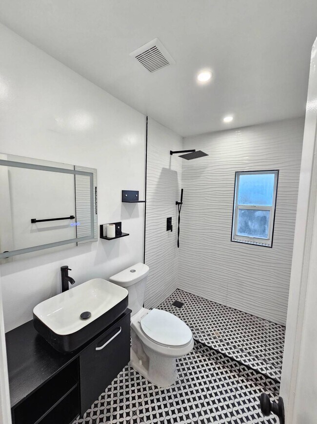 Building Photo - 300 SW 38th Ct