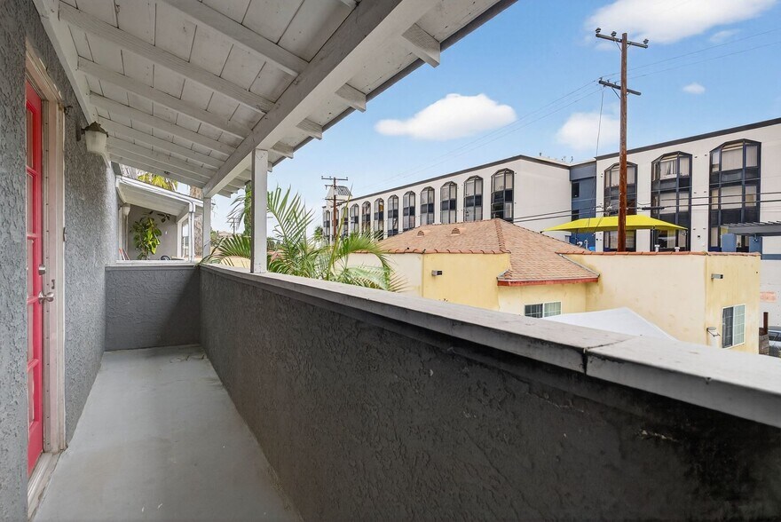 Building Photo - 533 E 11th St