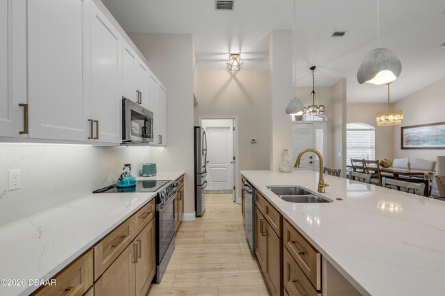 Building Photo - 646 S Pine St