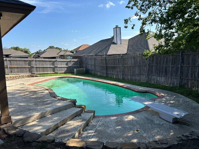 Building Photo - $2095 North Fort Worth! FRESH RENOVATIONS,...