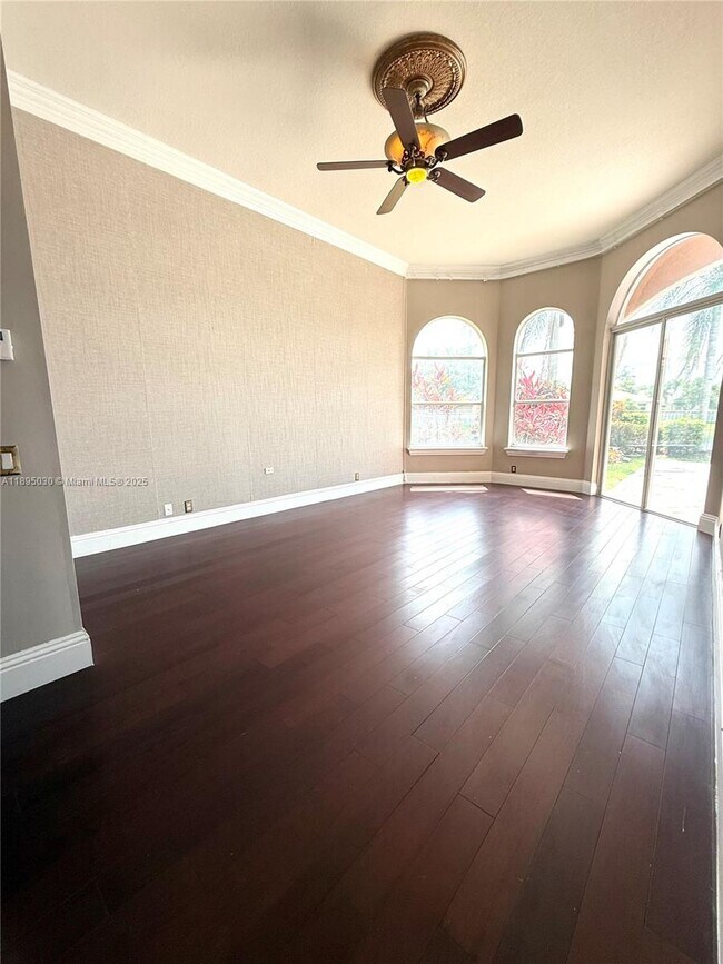 Building Photo - 2547 Montclaire Cir