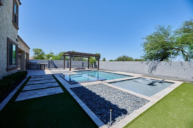 Building Photo - Lynx