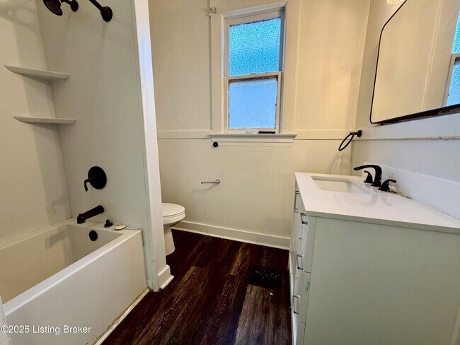 Building Photo - 2320 W Oak St