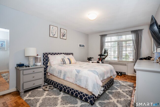 Building Photo - 20 Outlook Ave