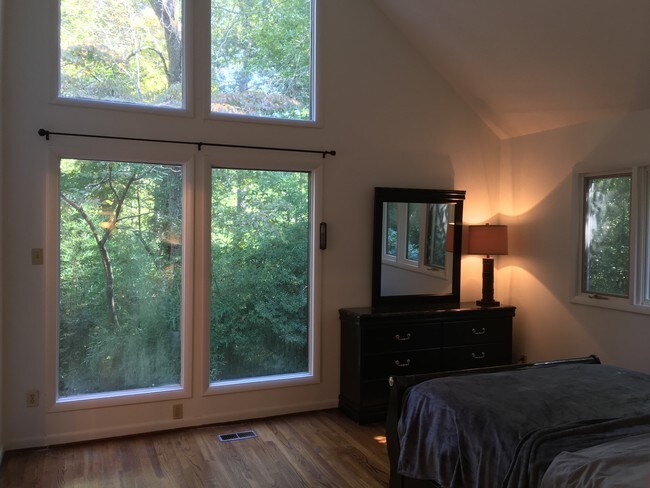 Building Photo - 914 Crestwood Ln