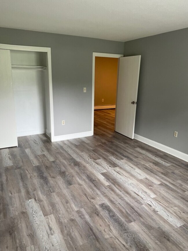 Building Photo - BR - 1425 Bodwell 3