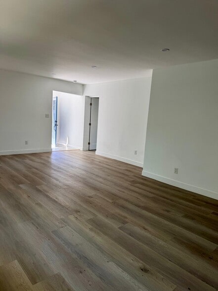 Building Photo - 151 E 47th St