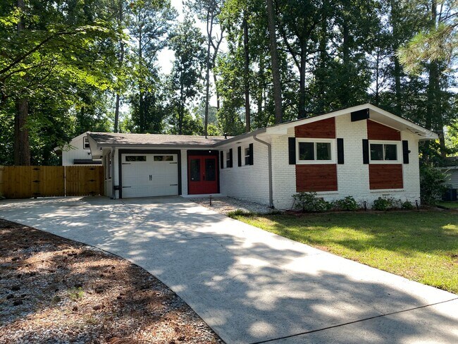 Building Photo - Amazing in town ranch awaits you!