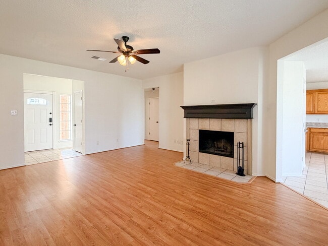 Building Photo - 3 Bedroom, 2 Bath Home in Crowley on Corner Lot