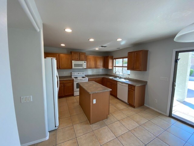 Building Photo - 43584 W Arizona Ave